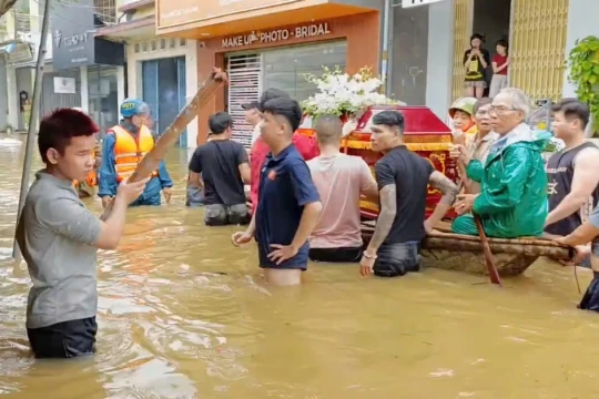 Chiếc ghe nhỏ chứa ‘tấm lòng lớn’ của người đàn ông 70 tuổi giữa lũ dữ