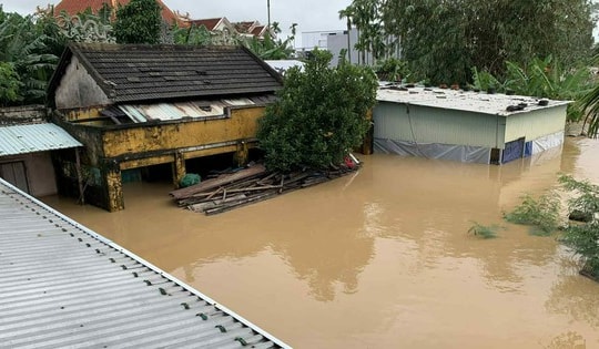 Nắng lên, hàng chục ngàn nhà dân ở Đà Nẵng vẫn ngập sâu trong lũ lịch sử