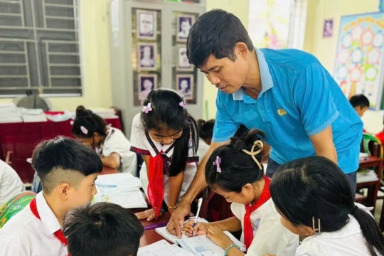 Người thầy 6 năm âm thầm vượt núi gieo chữ giữa đại ngàn