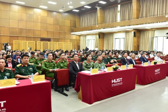 Bồi dưỡng lý luận chính trị cho đội ngũ giảng viên và cán bộ giáo dục