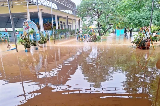 Hàng trăm trường học tại TP Huế ngập trong nước lũ