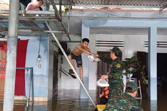 Quân khu 5 tiếp tế hàng trăm suất cơm đến người dân vùng lũ