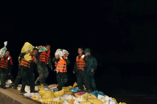 Bộ đội và người dân Đà Nẵng xuyên đêm vác bao cát kè bờ biển