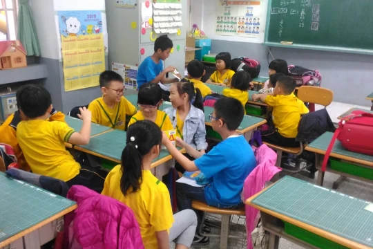 Đài Loan: Phát tờ rơi tuyển giáo viên