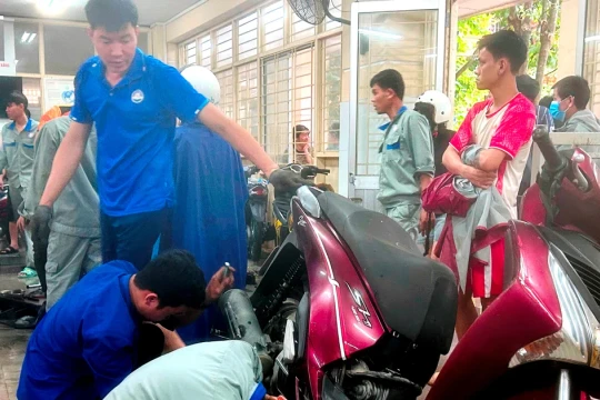 Ấm lòng các điểm sửa xe miễn phí căng mình giúp đỡ người dân vùng lũ Huế