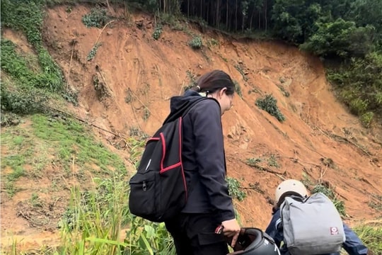 Giáo viên vùng cao đi bộ hàng chục km, băng qua sạt lở đến trường