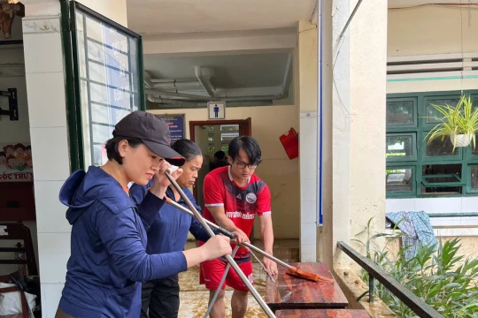 Giáo viên, Bộ đội và sinh viên tất bật dọn trường lớp sau lũ ở Đà Nẵng