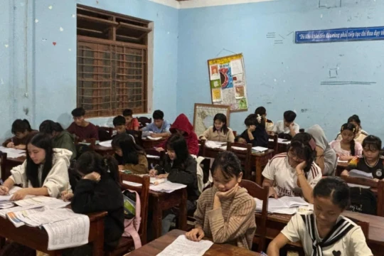 Thắp sáng tinh thần hiếu học của thầy và trò vùng cao giữa mùa mưa lũ