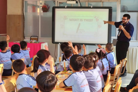 Phụ huynh trông chờ con được học Tiếng Anh từ lớp 1