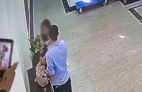 Clip "giả danh công an vào sảnh chung cư Hà Nội" yêu cầu nữ sinh đi theo: Một sự thật khác hoàn toàn