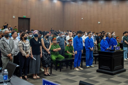 Khai đánh bạc 61 lần ở khách sạn Pullman vì “tò mò”, cựu phó trưởng phòng bị chủ toạ hỏi lại 1 câu đứng hình