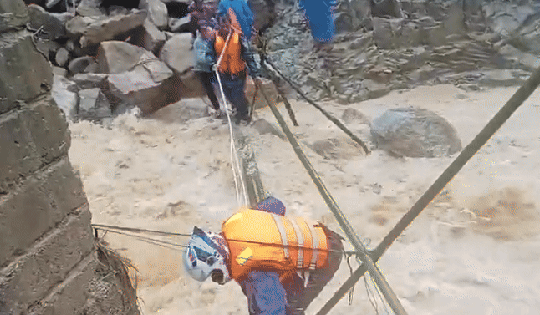 Hồi hộp cảnh nữ giáo viên mang thai sắp sinh ở Đà Nẵng vượt lũ dữ đến cơ sở y tế