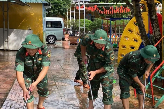 Lực lượng vũ trang Quảng Trị giúp trường học vệ sinh sau lũ