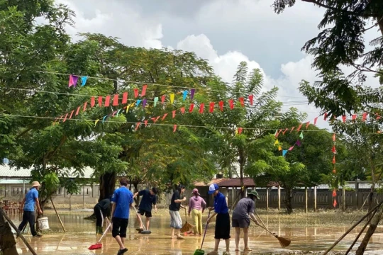 Sinh viên Đà Nẵng ra quân dọn vệ sinh, khắc phục hậu quả thiên tai