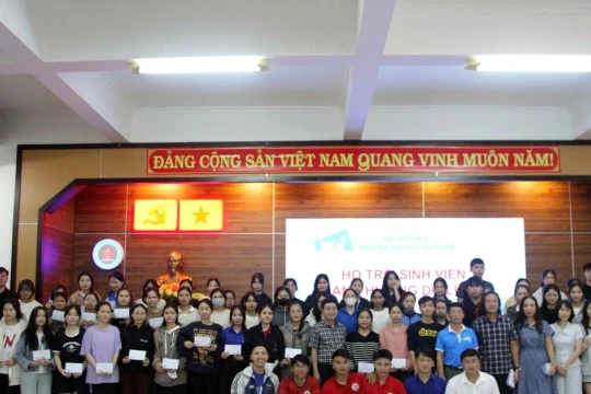 Trường Đại học Sư phạm Huế hỗ trợ gần 500 sinh viên gặp khó khăn do lũ lịch sử