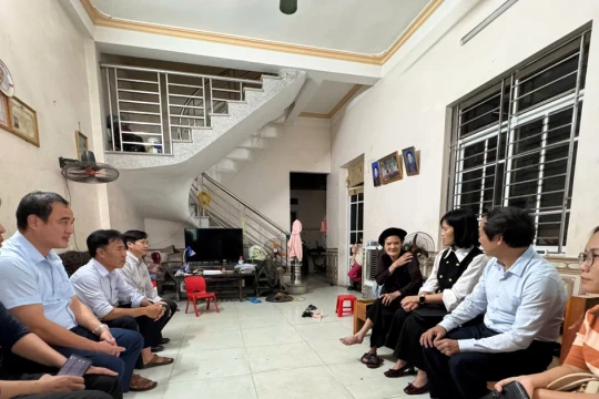 Sự thật clip 'cán bộ y tế chơi game, bệnh nhân chờ làm thủ tục' ở Phú Thọ