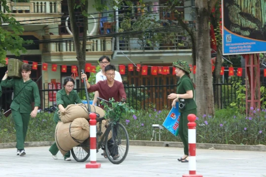 Đoàn học sinh thành phố Saint Petersburg giao lưu tại Điện Biên