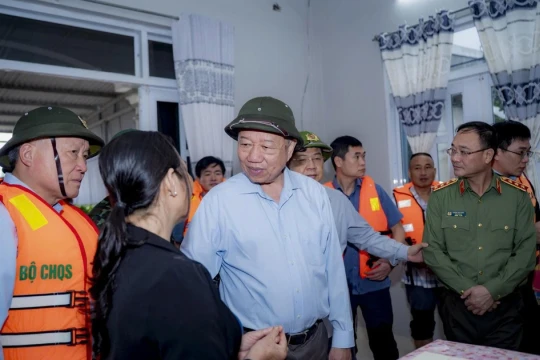 Tổng Bí thư Tô Lâm thăm, động viên người dân TP Huế sau lũ lịch sử