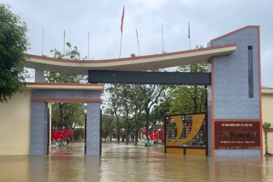 Cận cảnh trường học Hà Tĩnh sau nhiều ngày bị mưa lũ bao vây