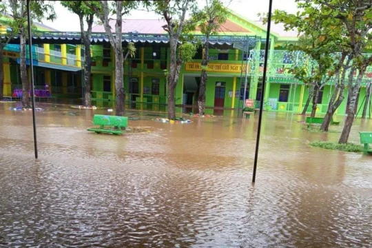 Gần 18.500 học sinh Hà Tĩnh nghỉ học do mưa lũ