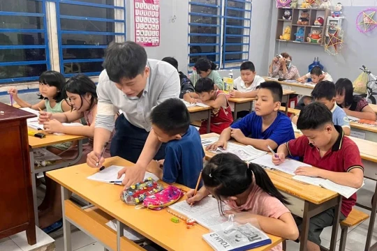 Thầy giáo dành cả thanh xuân xóa mù chữ cho trẻ nghèo