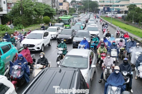 Ngày đầu cấm xe để sửa chữa cầu Long Biên: Ùn tắc kéo dài khắp cửa ngõ Hà Nội