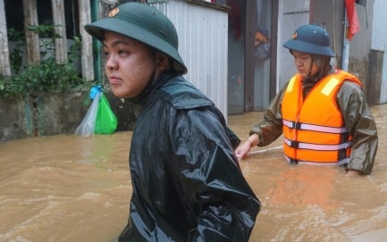 Nước dâng cao chảy xiết, người dân 'rốn lũ' Mẹ Suốt lại cuống cuồng sơ tán