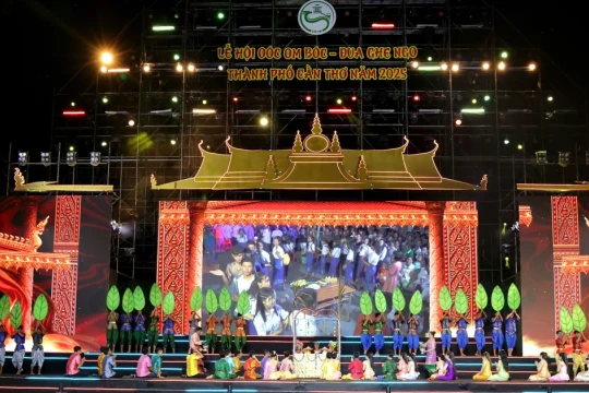 Rực rỡ sắc màu Lễ hội Oóc Om Bóc - Đua ghe Ngo TP Cần Thơ