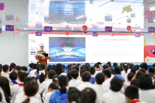 ‘Chú Công an’ hướng dẫn học sinh tiểu học an toàn trên không gian mạng