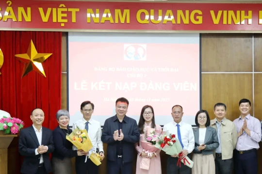 Đảng bộ Báo Giáo dục và Thời đại kết nạp 4 đảng viên mới