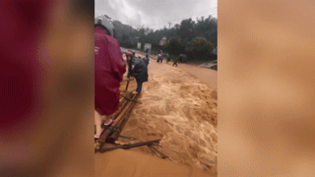 Giáo viên cắm bản vượt lũ trên cầu tạm làm từ 4 cây gỗ