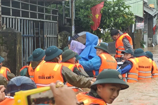 Mưa xối xả, người dân Đà Nẵng lại hối hả chạy lũ