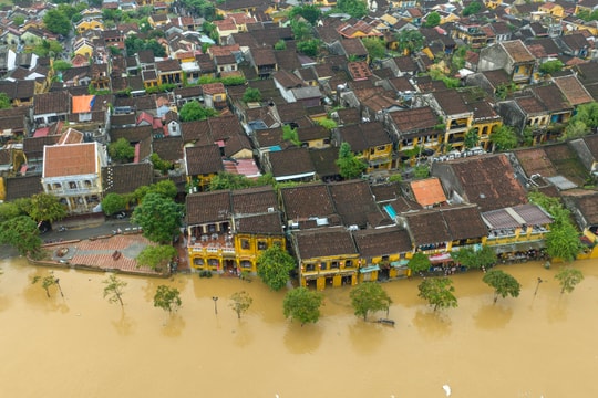 Các sông ở Huế, Đà Nẵng lên báo động ba, nhiều nơi tái ngập