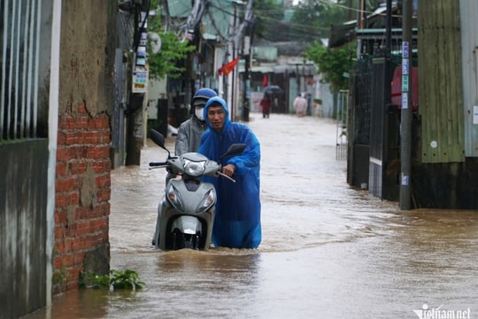 Sinh viên Đà Nẵng tất tả ôm đồ chạy lũ ở 'rốn ngập' đường Mẹ Suốt