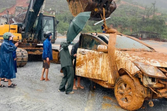 Cận cảnh hiện trường sạt lở núi nghiêm trọng vùi lấp xe bán tải, nhiều trang trại