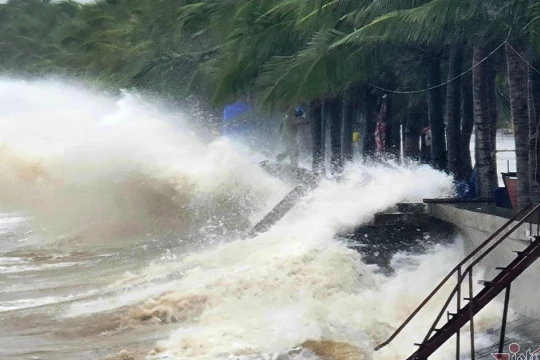 Bão Kalmaegi tiếp tục mạnh lên, di chuyển nhanh vào Biển Đông