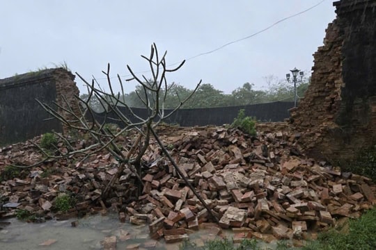 Sập tường Hoàng thành Huế, nhiều hạng mục di tích bị ảnh hưởng do mưa lũ