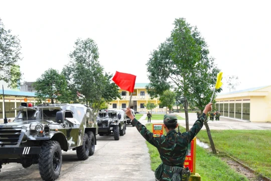 Quân khu 5 điều thiết giáp và canô sẵn sàng hỗ trợ dân trong bão Kalmaegi