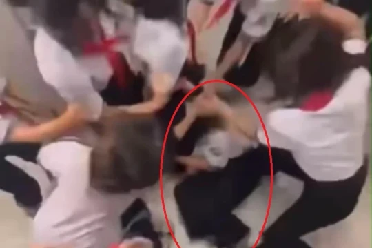 Xôn xao clip nữ sinh bị nhóm bạn vây đánh trong nhà vệ sinh trường học ở TPHCM