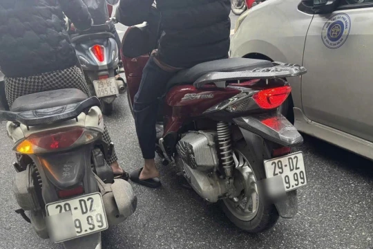 Xử lý người phụ nữ tự mua biển số '9999' lắp vào xe máy để lưu thông