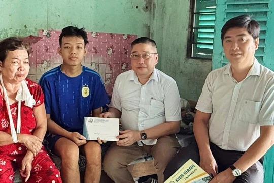 Trường Đại học Kiên Giang thăm hỏi, hỗ trợ sinh viên mắc bệnh hiểm nghèo