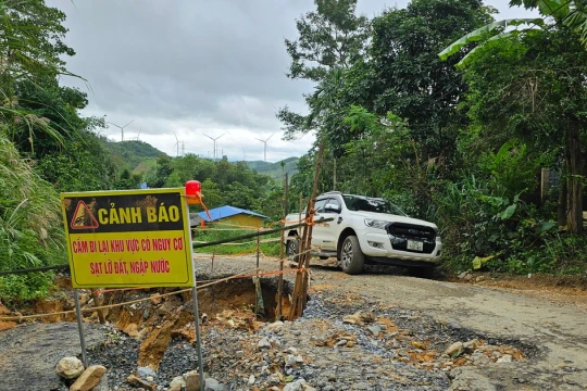Mưa lũ cuốn trôi đường, di dời khẩn người dân vùng sạt lở ở Quảng Trị