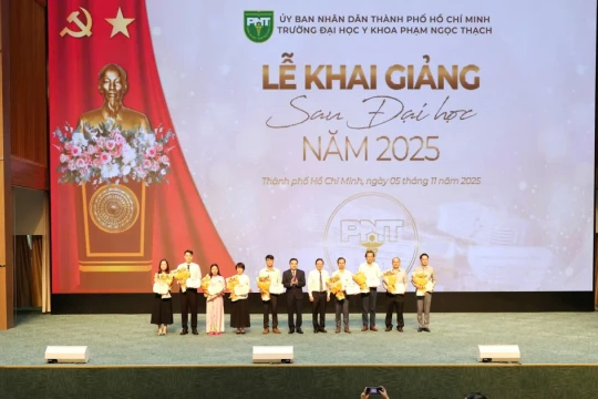 Trường ĐH Y khoa Phạm Ngọc Thạch tuyên dương 12 thủ khoa đầu vào sau đại học