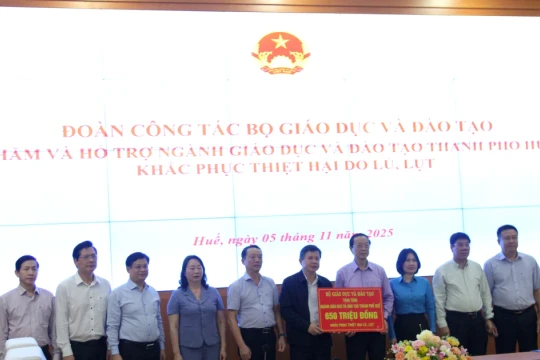 Bộ GD&ĐT trao hỗ trợ ngành Giáo dục TP Huế gần 1 tỷ đồng khắc phục lũ lụt