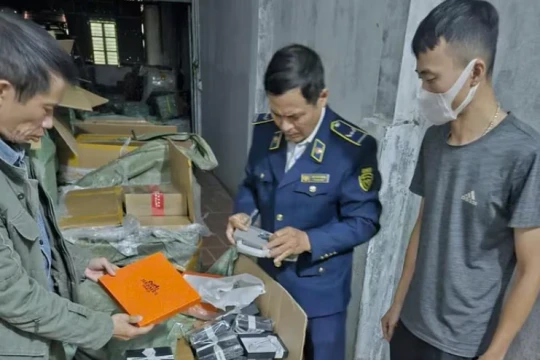 Phát hiện hơn 1.600 túi xách nghi giả nhãn hiệu nổi tiếng