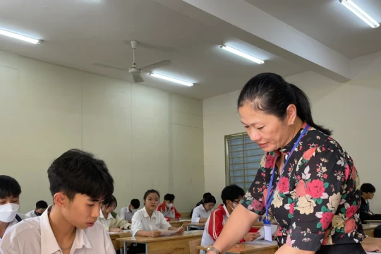 Học sinh Quảng Ngãi nghỉ học từ chiều 6/11 để ứng phó bão Kalmaegi