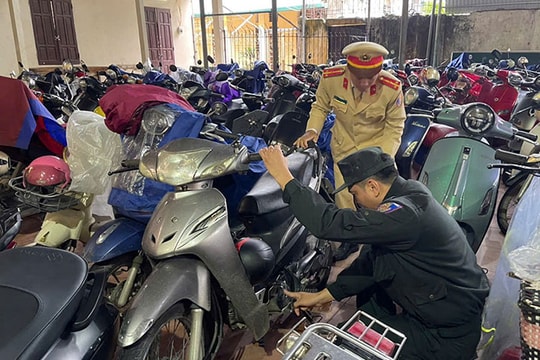 Kiểm tra bãi giữ xe, phát hiện nhiều phương tiện của học sinh giấu hung khí