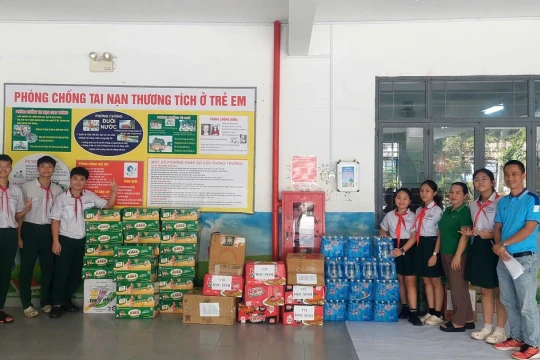 Hàng nghìn phần quà từ thầy cô Đà Nẵng đến với học sinh vùng bão, lũ