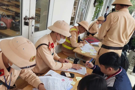 'Chặn' học sinh vi phạm pháp luật từ cổng trường