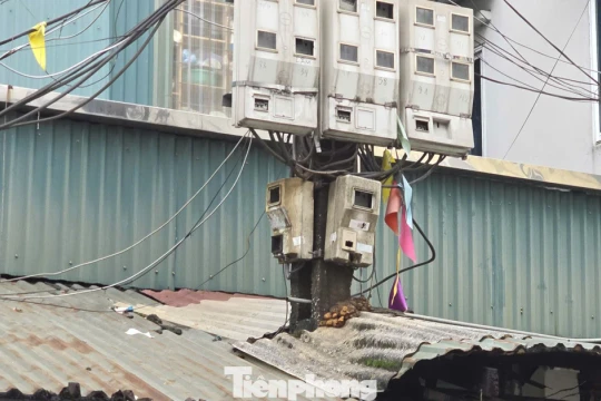 Kỳ lạ nhà 'ôm' cột điện tại phường trung tâm Thủ đô